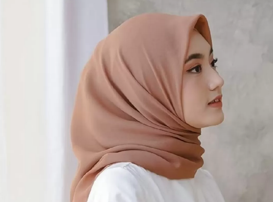 Trik Menyetrika Kerudung Segi Empat Agar Selalu Rapi